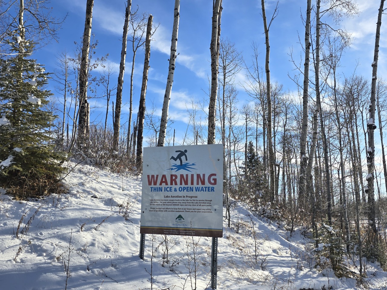 Warnings About the Lake Aeration System - A bit of information and a warning that there is a fountain system which leads to thin ice in many areas. Be safe and stay away from the centre of the lake. 