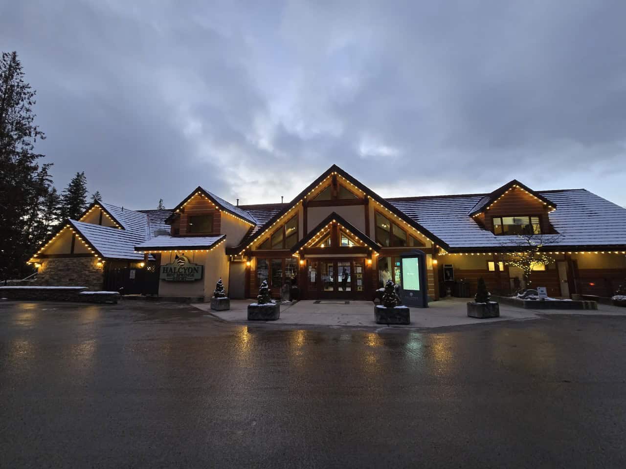 Halcyon Hot Spring Resort Nakusp British Columbia Canada - The beautiful lobby and pool building of Halcyon Hotsprings Resort 